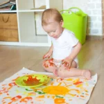 Fabric-painting-with-hands