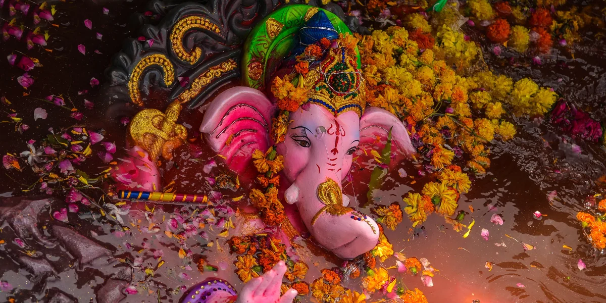 The-tradition-of-Ganesh-Visarjan