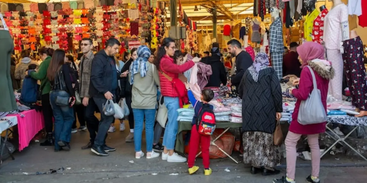 people-shopping-for-diwali